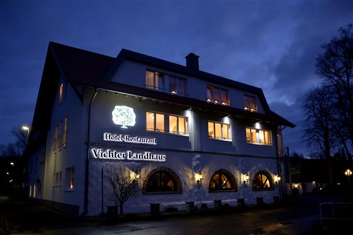 Das Vichter Landhaus bei Nacht