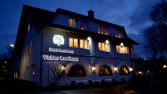 Das Vichter Landhaus bei Nacht